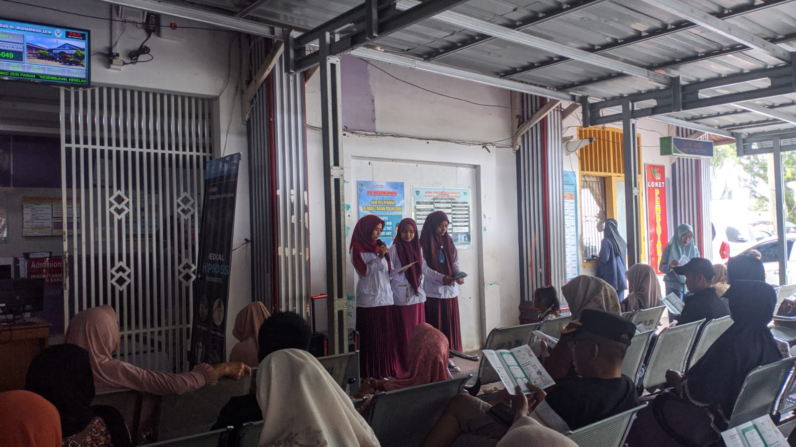 Mahasiswa Profesi Apoteker Universitas Perintis Indonesia Melaksanakan Penyuluhan DAGUSIBU di RSUD D