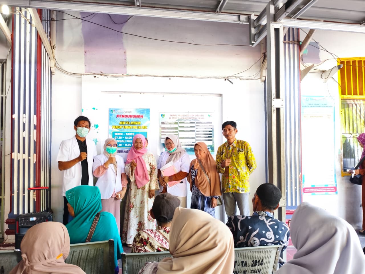 Dokter Gigi Internship Berikan Penyuluhan Kesehatan tentang Karang Gigi di Ruang Tunggu Pendaftaran