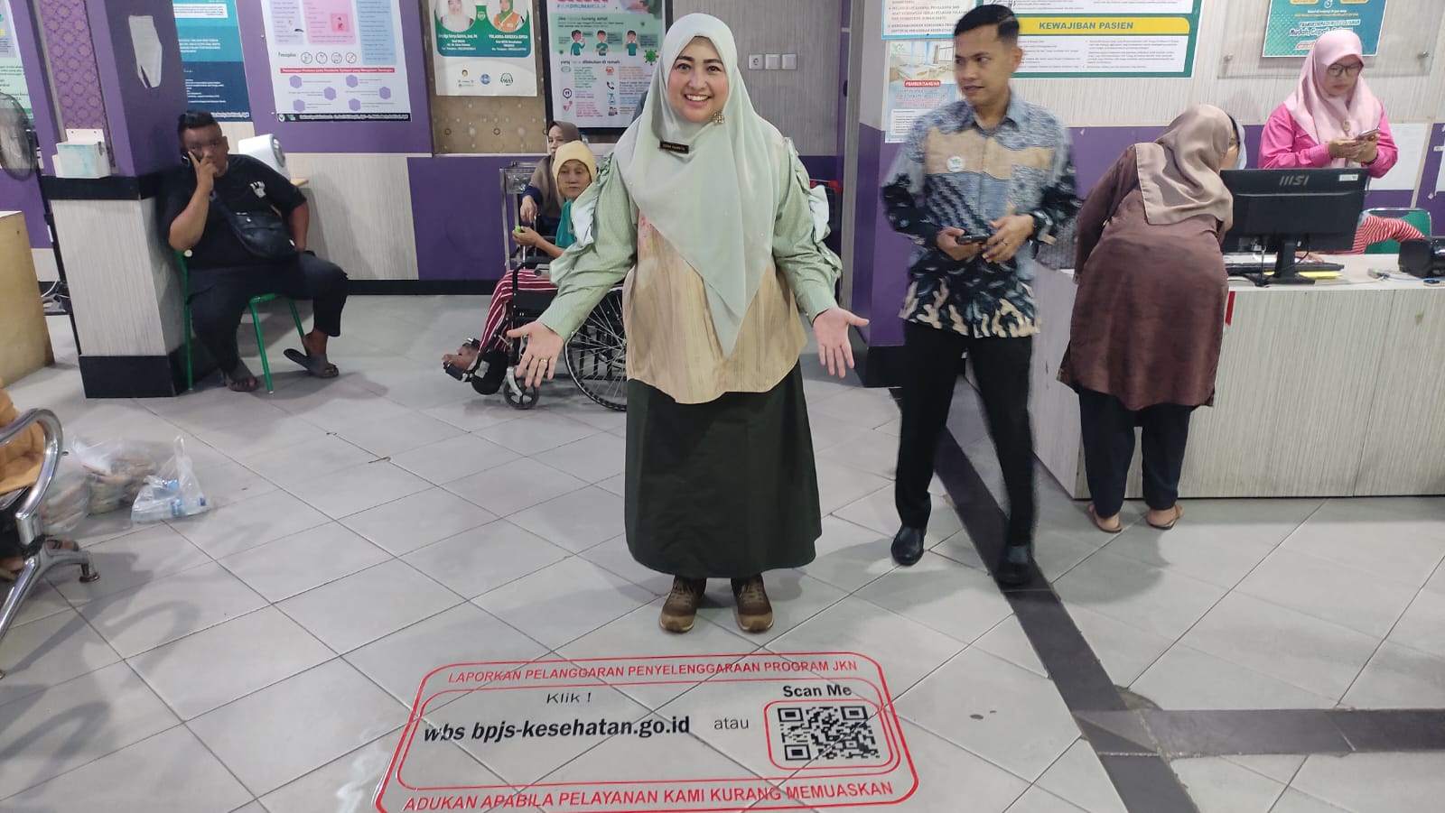 RSUD Dr. Muhammad Zein Painan Pasang Stiker WBS di Empat Titik Pelayanan