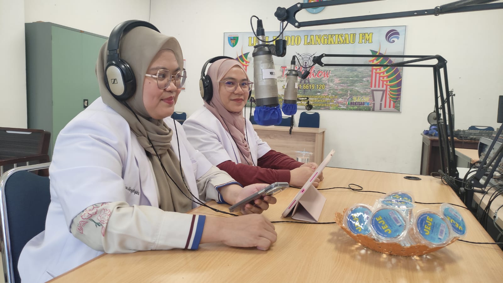 Dokter Gigi Internship RSUD dr. Muhammad Zein Painan Isi Talkshow Gaung Pasisie di Radio Langkisau
