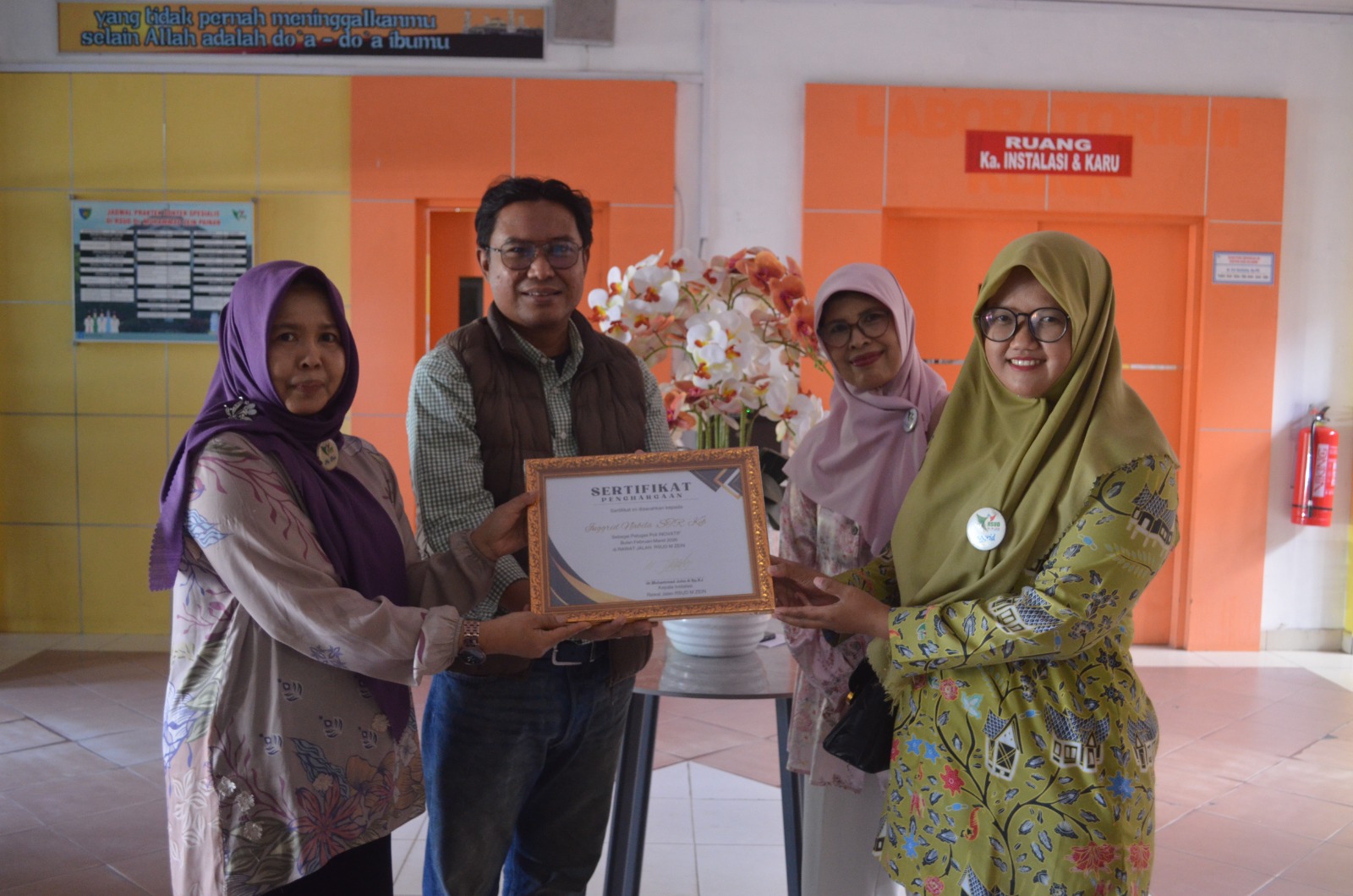 Apresiasi Kinerja, Instalasi Rawat Jalan RSUD Dr. Muhammad Zein Painan Serahkan Piagam Penghargaan
