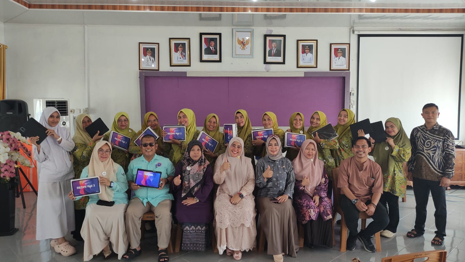 Penyerahan Simbolis Tablet Android untuk Mendukung Efektivitas Penggunaan SIMGOS