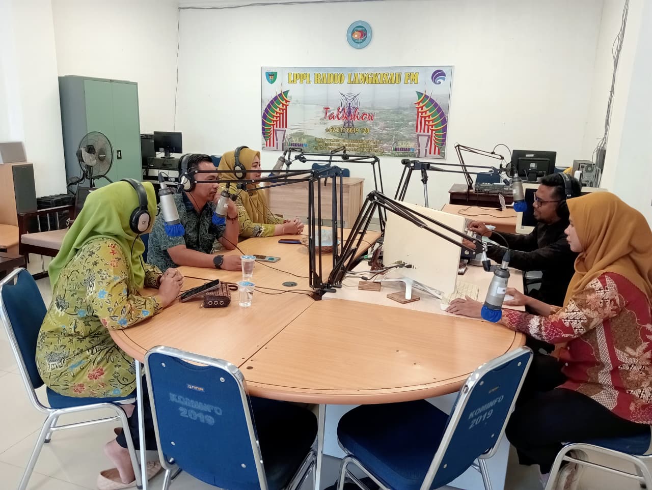 Sosialisasi Anjungan Pendaftaran Mandiri di Radio Langkisau FM