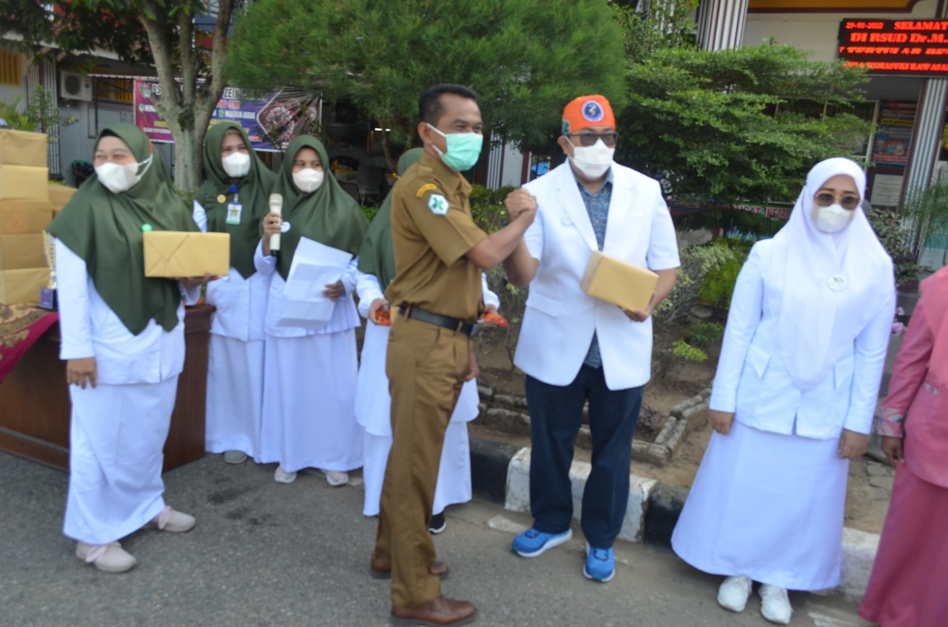 Penilaian Penerapan Hand Hygiene dan Pemakaian APD kepada karyawan Rsud Dr. Muhammad Zein painan