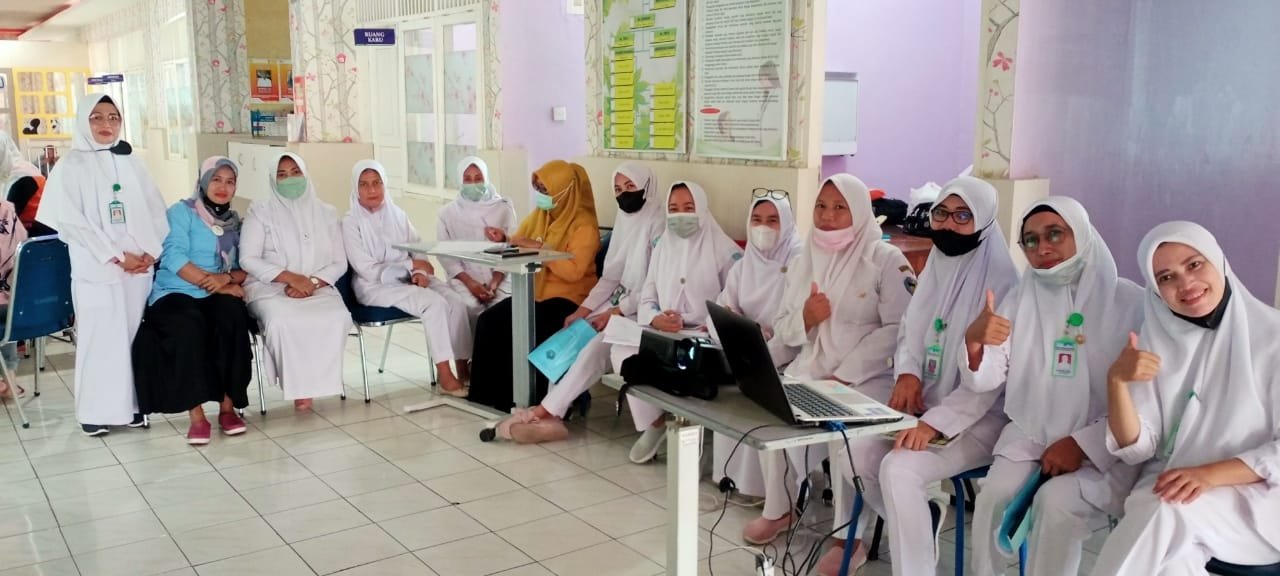 Penyuluhan Kesehatan tentang Manajemen Resiko Jatuh oleh Mahasiswa PKL Stikes Syedza Saintika