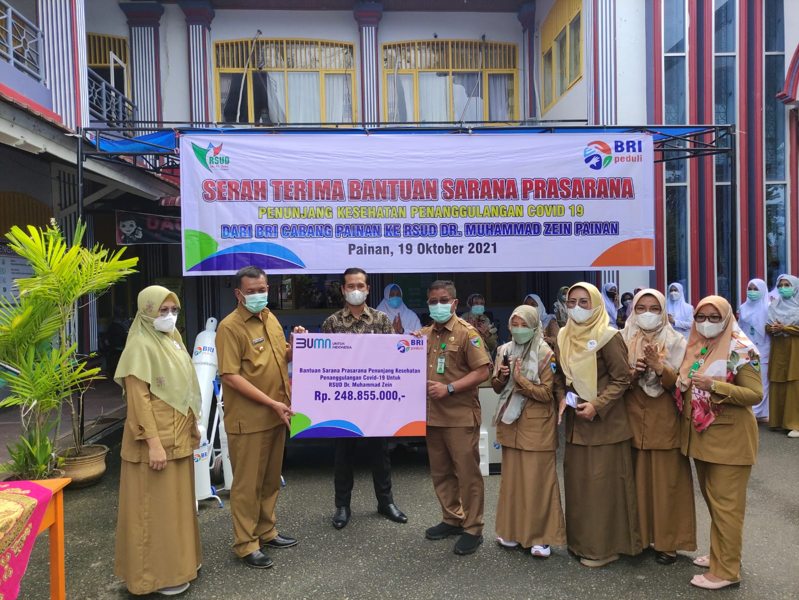 Disaksikan Bupati Pessel, BRI Serahkan Bantuan CSR Ke RSUD Painan