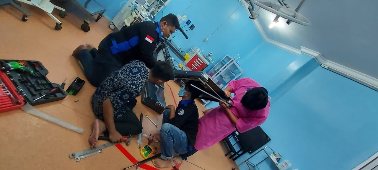 Tim IPSRS 'Operasi' Meja Operasi